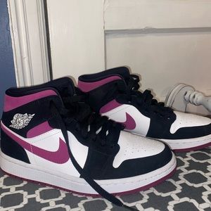 nike jordan 1 mids magenta